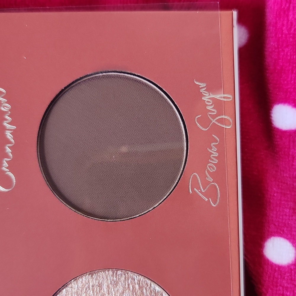 Beauty Bakerie The Chosen Bun Eyeshadow Palette - Cream and Brown - Picture 7 of 8